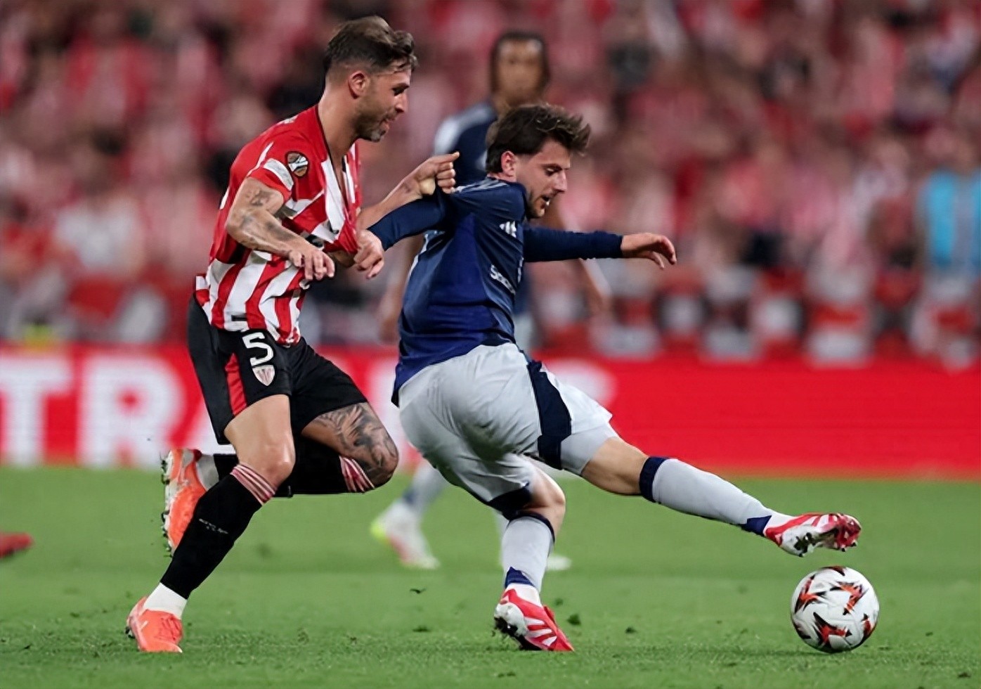 火博平台 -今夜欧超杯焦点战，曼联防线松动，话题不断，控场能力受关注 