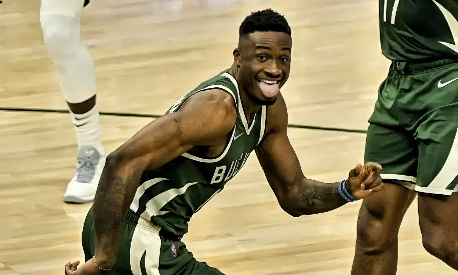 火博网站 -密尔沃基雄鹿发布备战花絮；窗口期强势反弹；欧冠任务艰巨；训练强度明显提升 